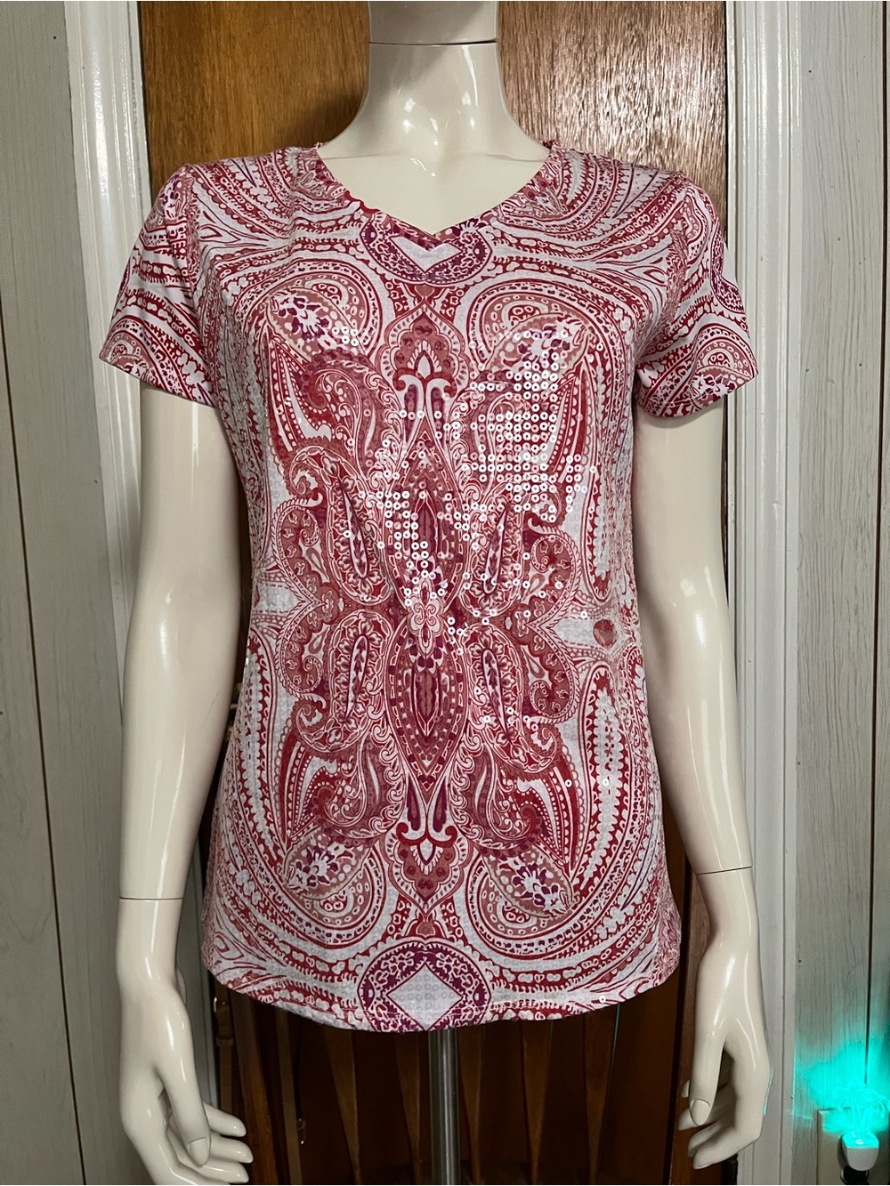 Women's Short-Sleeve V-Neck Paisley Print Top in Red and White In Clear Sequins